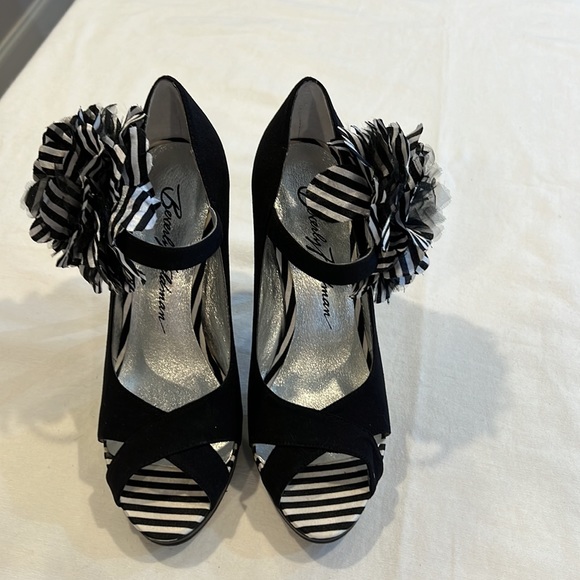 Beverly Feldman black pump with white and black flower on ankle strap - Picture 5 of 14